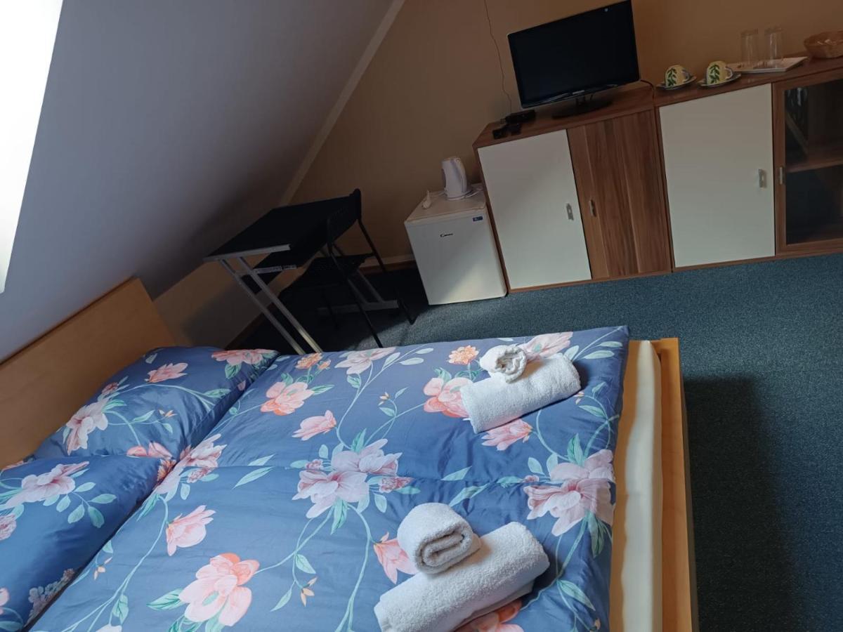 Restaurace A Penzion U Lesa Havířov Kültér fotó